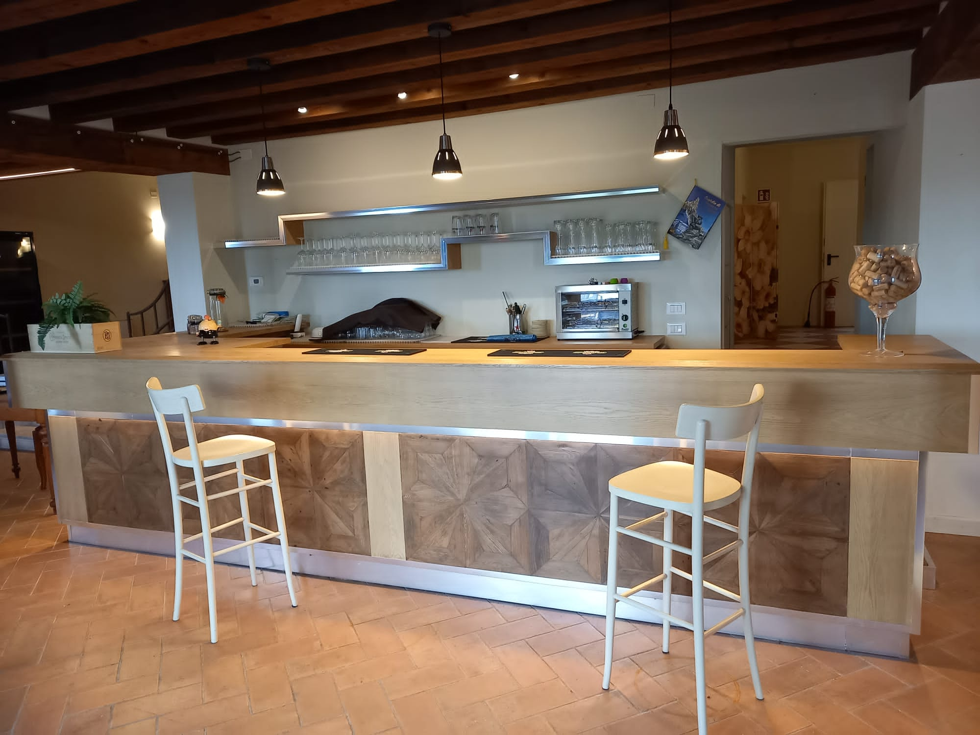 Bancone in legno per bar moderno